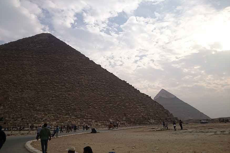 इन पिरामिडों के आसपास कई आत्माओं को कई पत्रकारों, खोजी और रिसर्चर ने घूूूमते देखा है. 