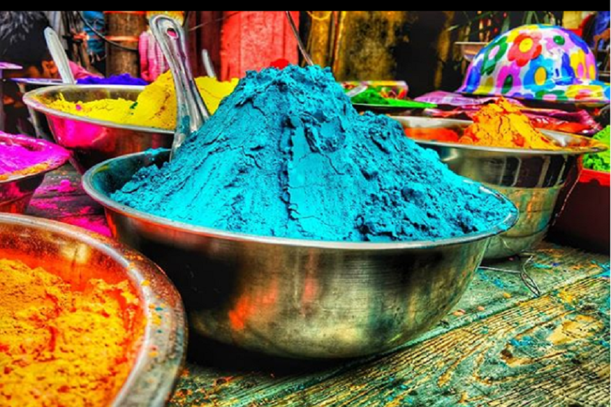 मध्यप्रदेश के छत्तीसगढ़ जिले में छोटे गाँवों में गोल बढ़ेदा नाम का त्योहार मनाया जाता है. नारियल और गुड़ की पोटली को ताड़ के ऊँचे पेड़ पर टाँग दिया जाता है. (फोटो साभार इंस्टाग्राम)